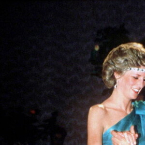 Atriz de 'Bridgerton' usou pedaço de tecido azul usado em vestido de Princesa Diana