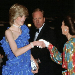 Um dos icônicos vestidos azuis de Princesa Diana teve parte do seu tecido usada em look de personagem de 'bridgerton'