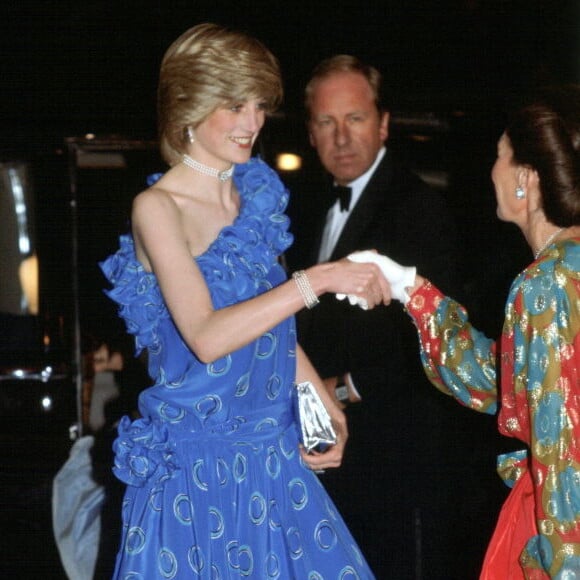 Um dos icônicos vestidos azuis de Princesa Diana teve parte do seu tecido usada em look de personagem de 'bridgerton'