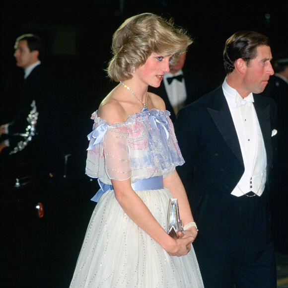 Atriz Florence Hunt não revelou qual vestido azul de Princesa Diana foi usado como inspiração para look em 'Bridgerton'