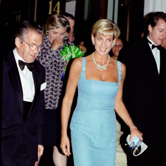 Ao longo da vida, Princesa Diana já apareceu vestindo diversos looks na cor azul