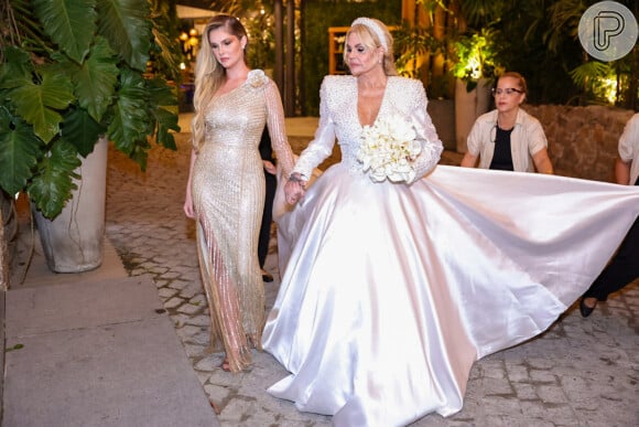 Monique Evans usou vestido de R$ 40 mil cravejado com mais de 15 mil pérolas; apresentadora foi levada ao altar pela filha, Bárbara Evans