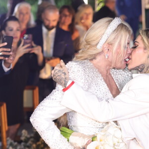 Monique Evans e Cacá Werneck deram beijão após cerimônia de casamento