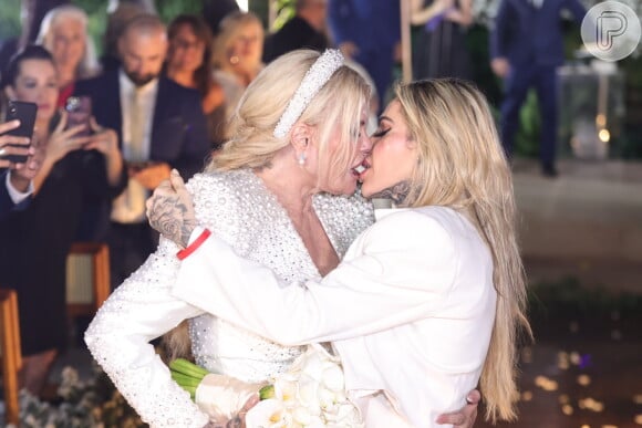 Monique Evans e Cacá Werneck deram beijão após cerimônia de casamento