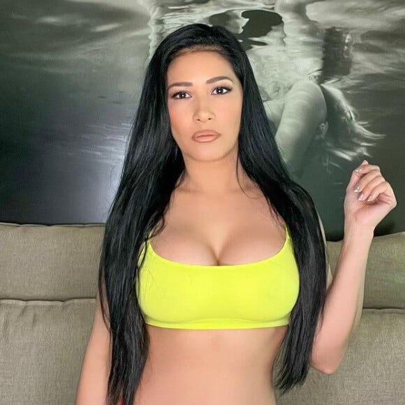 Simaria também posta fotos de calcinha e sutiã na web