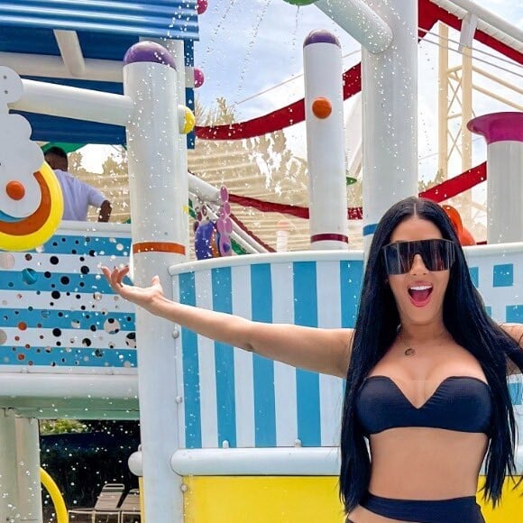 Fotos de Simaria de biquíni também fazem sucesso no Twitter