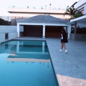 A área de lazer da casa de Juliette conta com piscina, churrasqueira e até campo de futebol