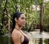 Isabelle Nogueira posa de biquíni na Amazônia e 'esconde' o pé após polêmica recente