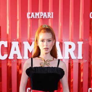 Marina Ruy Barbosa escolheu um look na vibe espanhola vermelho e preto para o Festival de Cannes 2024