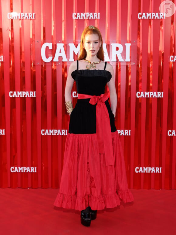 Marina Ruy Barbosa escolheu um look na vibe espanhola vermelho e preto para o Festival de Cannes 2024