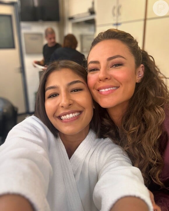 Paolla Oliveira também posou junto com a atriz Juliana Xavier, conhecida por papeis em novelas da Record TV