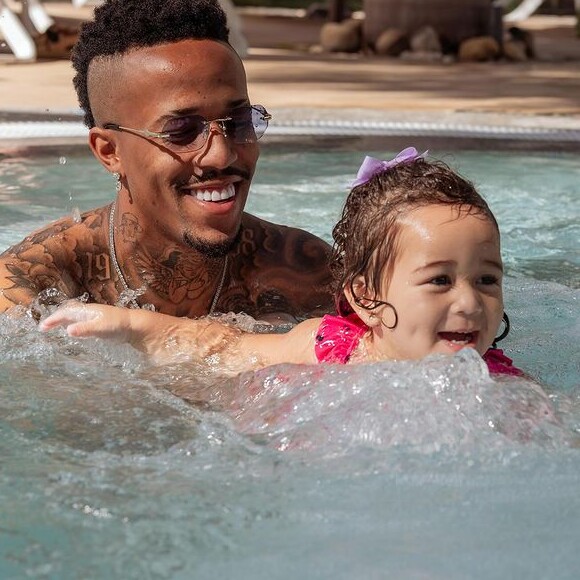 Éder Militão afirmou que gostaria que Karoline Lima morasse na Espanha, onde ele joga, para que ele pudesse ficar perto da filha