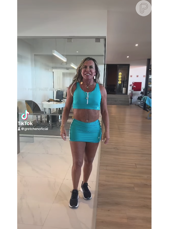 Usando um macacão azul, Gretchen apareceu dançando a música 'Morena Tropicana', de Alceu Valença