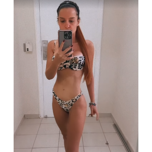 Usando um modelo animal print, Maiara posou se preparando para curtir um banho relaxante em uma banheira de hidromassagem