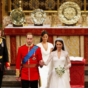 Foram resgatadas até mesmo imagens do casamento de Kate Middleton e William, onde Harry apareceria cabisbaixo no altar