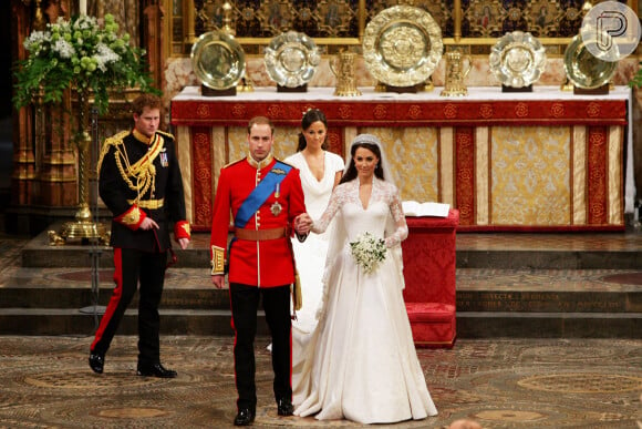 Foram resgatadas até mesmo imagens do casamento de Kate Middleton e William, onde Harry apareceria cabisbaixo no altar