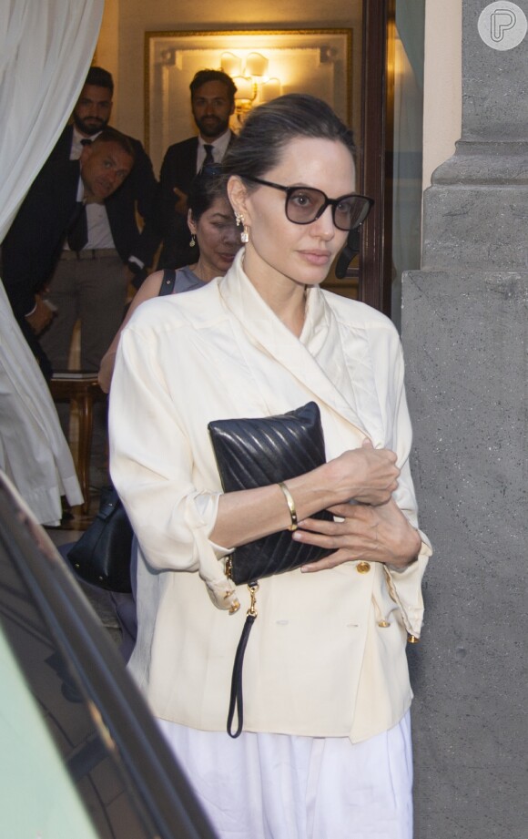 Angelina Jolie não pode falar sobre processo que filha Shiloh move para retirar sobrenome do pai, Brad Pitt, porque não está envolvida diretamente na história