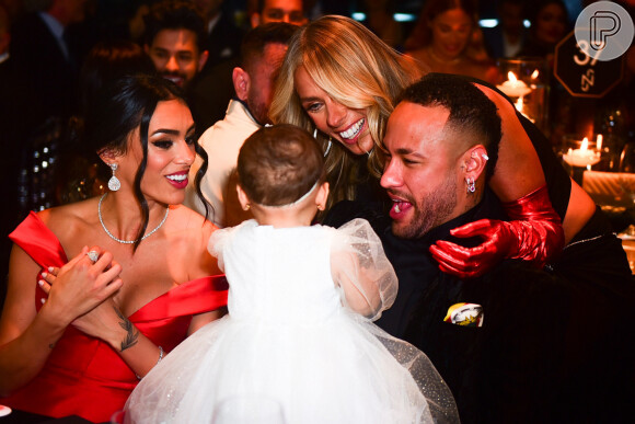 Adriane Galisteu interagiu com Mavie, filha de Neymar e Bruna Biancardi, em evento beneficente do atleta