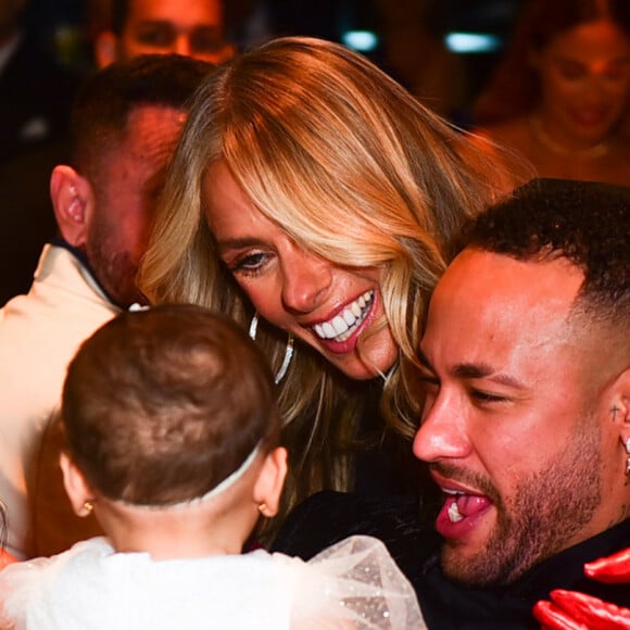 Adriane Galisteu interagiu com Mavie, filha de Neymar e Bruna Biancardi, em evento beneficente do atleta