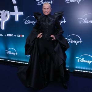 Xuxa Meneghel apostou em um look all black para noite de gala da Disney no Copacabana Palace com grandes ombreiras