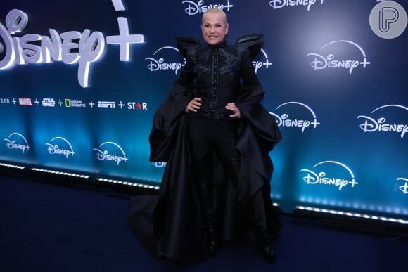 Xuxa Meneghel apostou em um look all black para noite de gala da Disney no Copacabana Palace com grandes ombreiras
