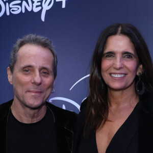 Malu Mader e Tony Bellotto combinaram o look preto em evento da Disney