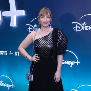 Evento da Disney reuniu também Malu Rodrigues, com look assimétrico de ombro único