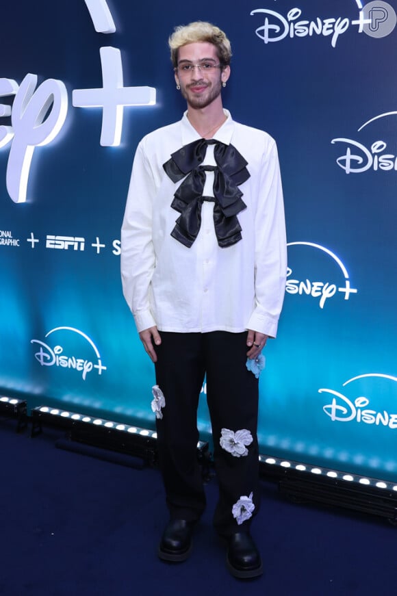 João Guilherme Ávila também foi ao evento da Disney+ e escolheu calça floral