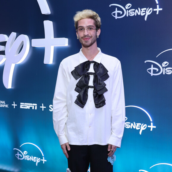 João Guilherme Ávila também foi ao evento da Disney+ e escolheu calça floral