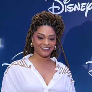 Juliana Alves caprichou no look all white para evento da Disney no Copacabana Palace