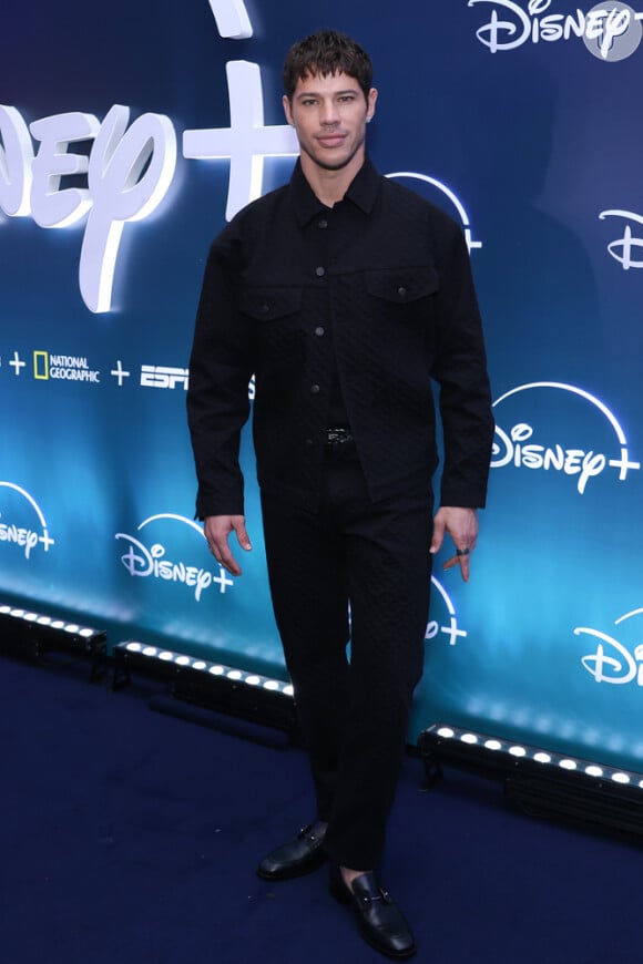 José Loreto foi na estica em look all black no evento da Disney