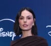 Isis Valverde escolheu look all black com fenda poderosa para evento da Disney