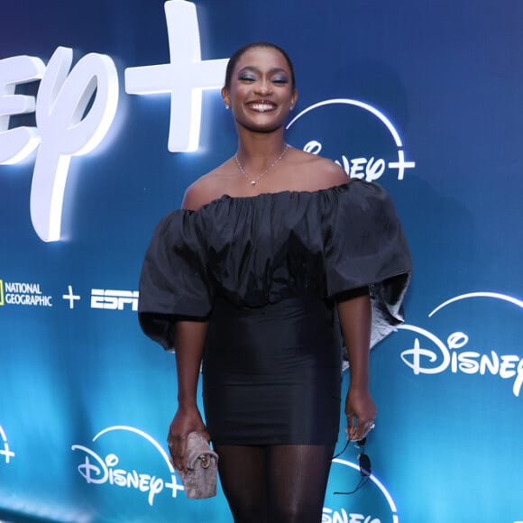 Erika Januza surgiu com look ombro a ombro arrasador no evento da Disney