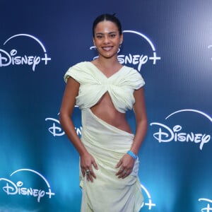 Bella Campos optou por look all white com recorte para evento da Disney