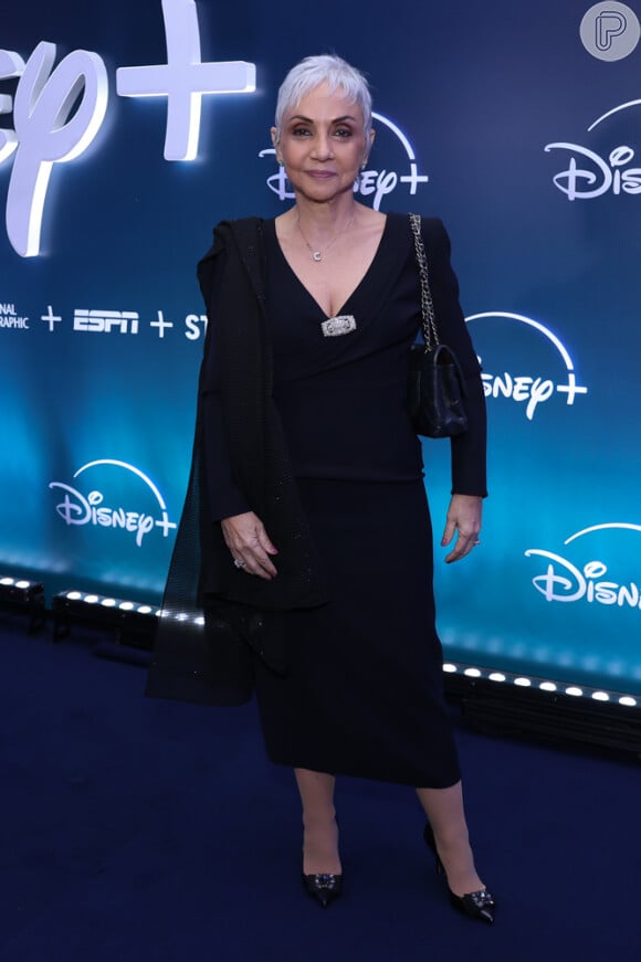 A diretora Cininha de Paula também foi com look all black em evento da Disney