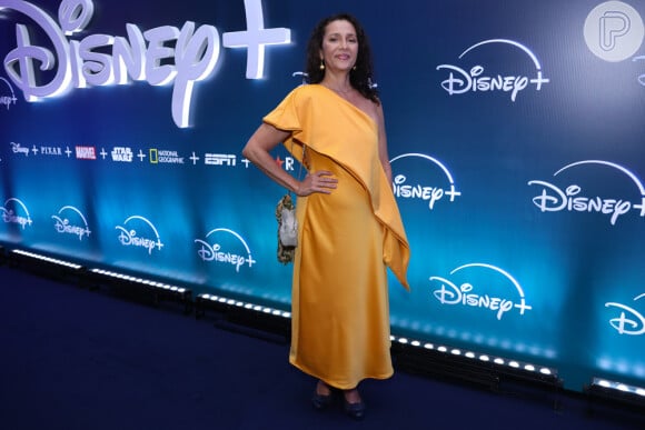 Cyria Coentro apostou em look dourado assimétrico no evento da Disney