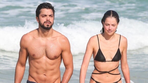 Flagra de Rodrigo Simas e Agatha Moreira na praia tem beijo quente, biquíni diferentão e quase nude do ator ao abaixar short no limite. Fotos!