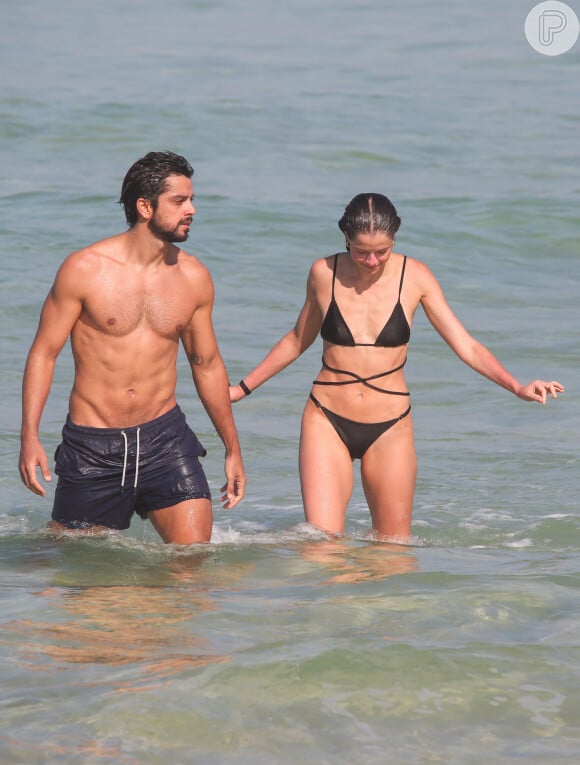 Rodrigo Simas e Agatha Moreira curtiram o calor do Rio de Janeiro na Barra da Tijuca nesta sexta-feira (07)