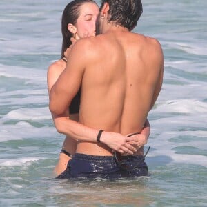 Rodrigo Simas e Agatha Moreira ainda mostraram seu amor com um beijão muito quente