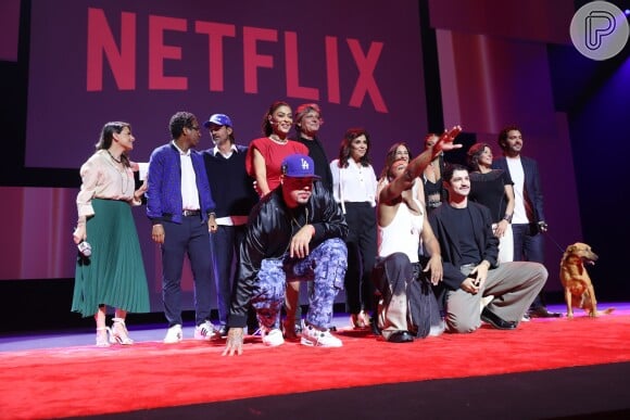 Juliana Paes posa com elenco de 'Pedaço de Mim', 'a novela que não é novela' da Netflix