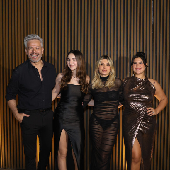 Flávia Alessandra posa com a família ao chegar em sua festa de 50 anos no Rio de Janeiro