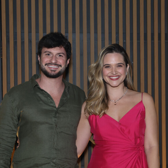 Flávia Alessandra comemora aniversário de 50 anos com festão rodeada de famosos