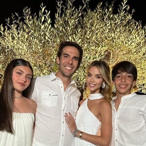 Kaká e Carol Dias posam com Luca e Isabelle, frutos do casamento do ex-jogador com Carol Celico