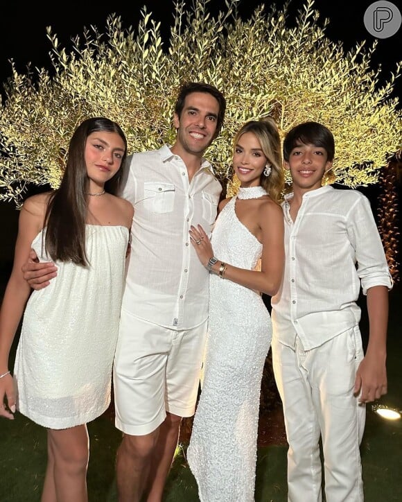 Kaká e Carol Dias posam com Luca e Isabelle, frutos do casamento do ex-jogador com Carol Celico