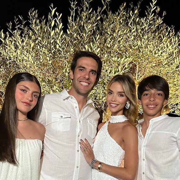 Kaká e Carol Dias posam com Luca e Isabelle, frutos do casamento do ex-jogador com Carol Celico