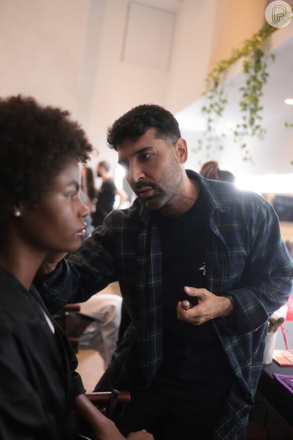 O maquiador Rodrigo Costa assinou a beleza do primeiro desfile da Mondepars