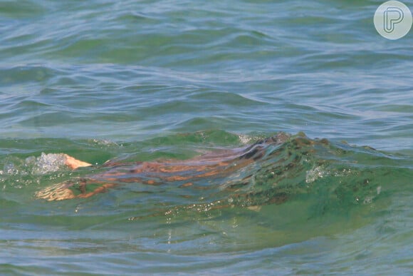 Ritinha da novela 'Renascer', Mell Muzillo mergulhou em praia do RJ