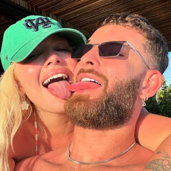 Karoline Lima surge em biquíni fio-dental em comemoração de Dia dos Namorados com Léo Pereira e faz a alegria dos fãs em fotos