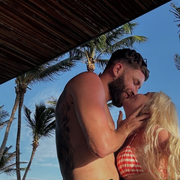 Na foto seguinte, Karoline Lima surge e Léo Pereira recriaram a pose, mas com os papeis invertidos