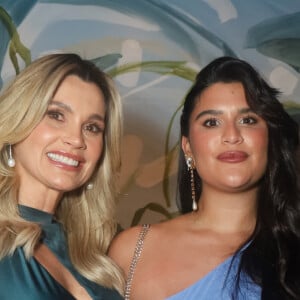 Flavia Alessandra foi com a filha Giulia Martins a leilão beneficente